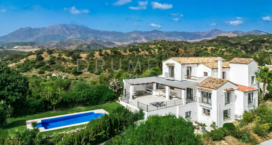 Komplett renovierte Villa mit 5 Schlafzimmern und Panoramablick auf das Meer und die Berge in der Nähe des Safari-Parks von Estepona