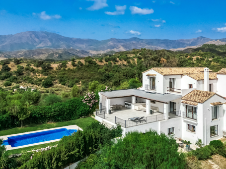 Villa de 5 chambres entièrement rénovée avec vue panoramique sur la mer et la montagne près du parc safari d'Estepona