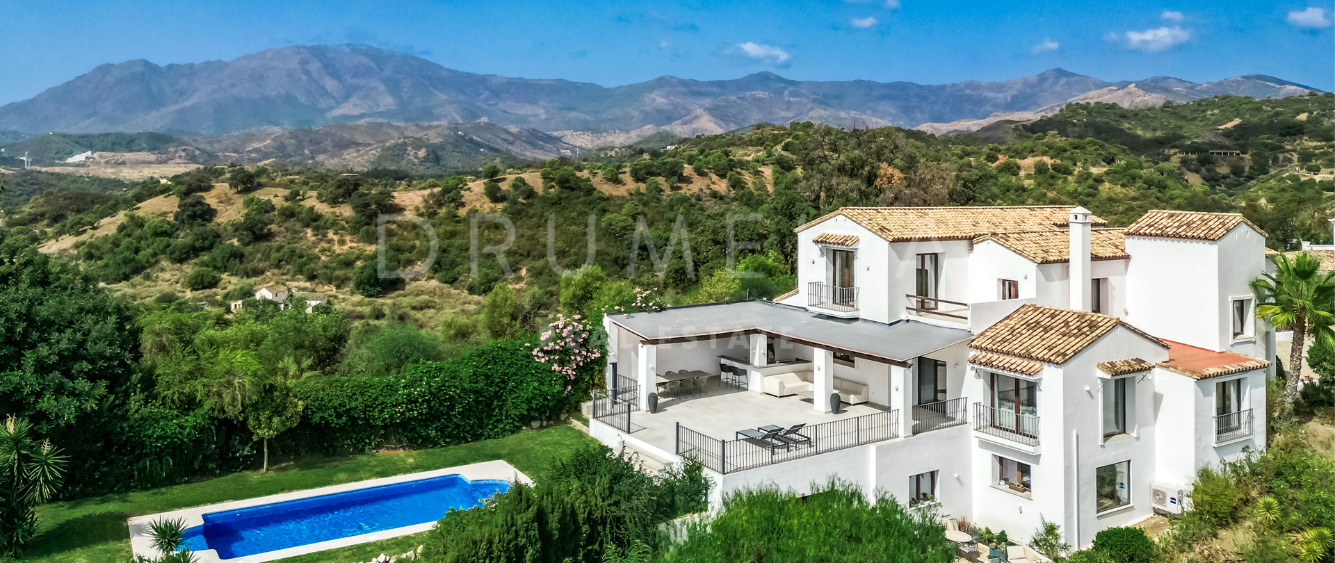 Villa de 5 chambres entièrement rénovée avec vue panoramique sur la mer et la montagne près du parc safari d'Estepona