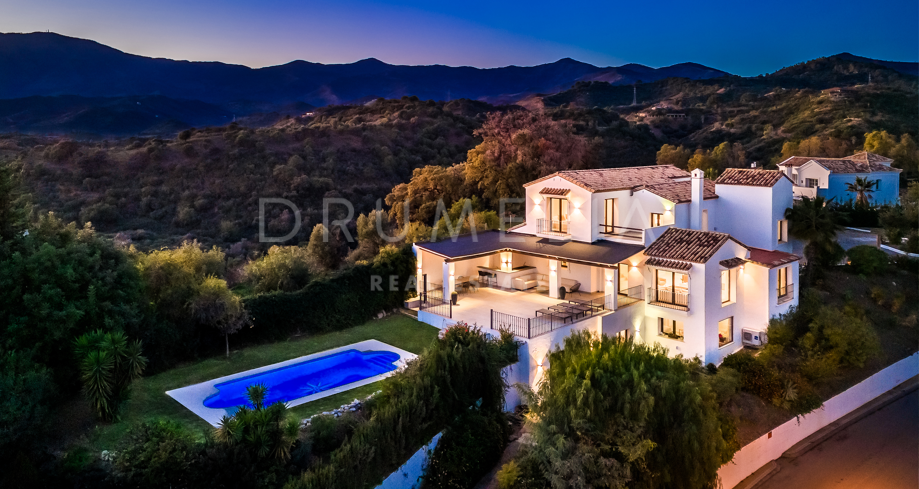 Komplett renovierte Villa mit 5 Schlafzimmern und Panoramablick auf das Meer und die Berge in der Nähe des Safari-Parks von Estepona