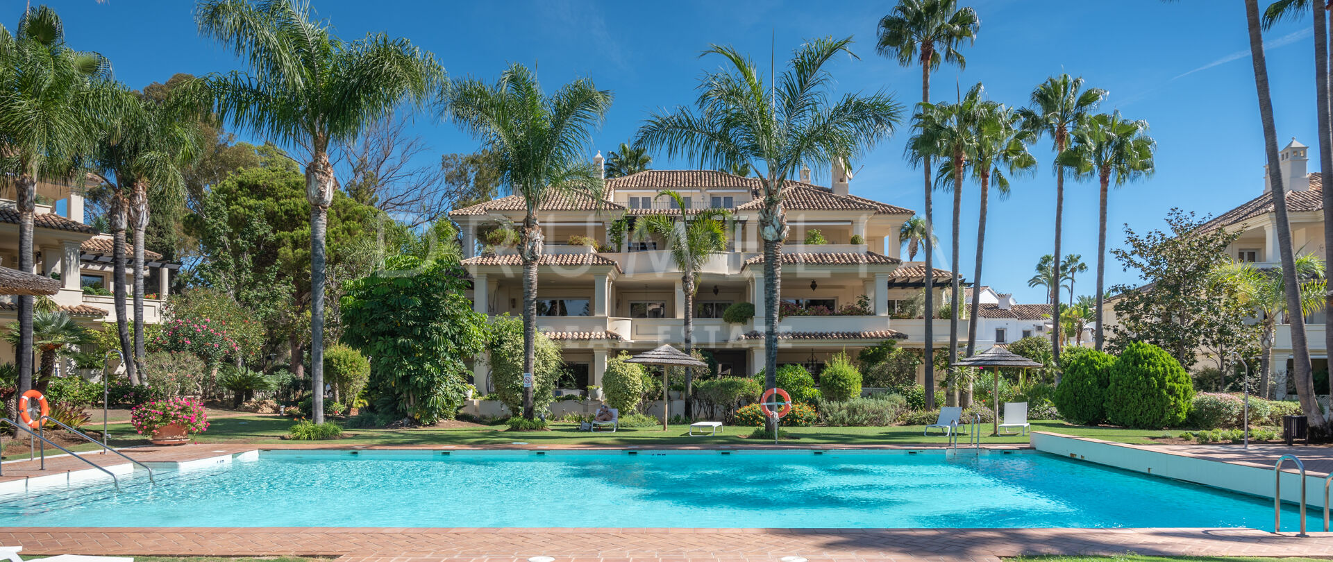 Luxe Duplex Penthouse met Uitzicht op La Concha in Las Alamandas, Nueva Andalucía