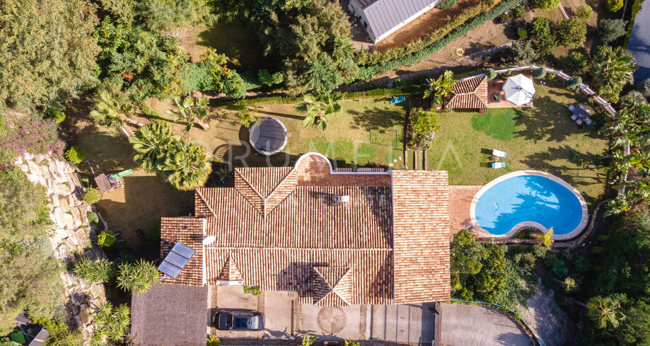 Charmante villa in mediterrane stijl met zwembad, ruime tuin en panoramisch uitzicht in El Paraiso, Benahavís