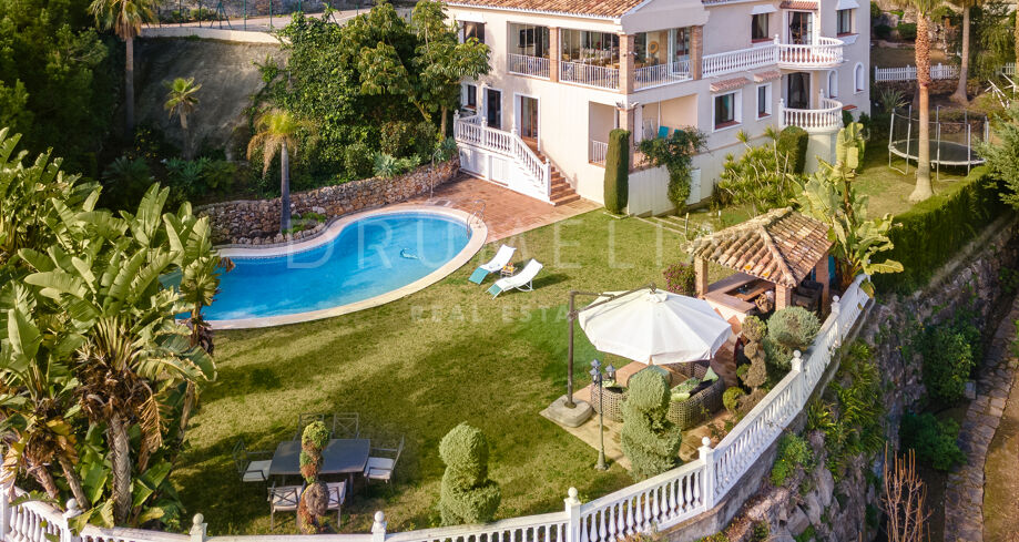 Charmante villa in mediterrane stijl met zwembad, ruime tuin en panoramisch uitzicht in El Paraiso, Benahavís