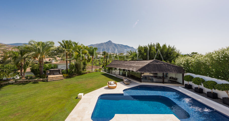 Villa exceptionnelle en bordure de golf avec vue panoramique sur Las Brisas et la montagne La Concha - Nueva Andalucía