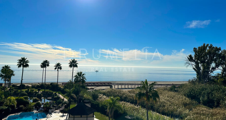 Fantastisk duplex-penthouse vid första strandlinjen i Den Nya Gyllene Milen, Estepona.