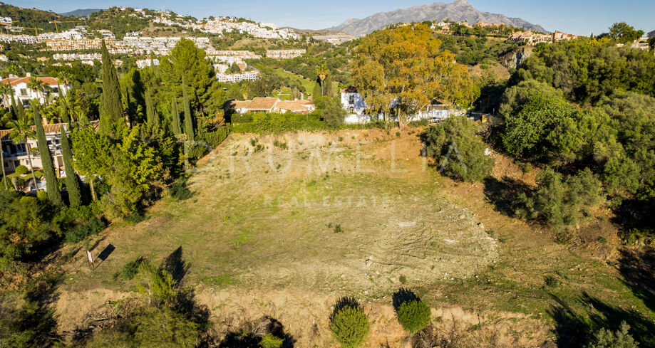 Eksklusiv mulighet til å bygge en skreddersydd luksusvilla i prestisjefylte Puerto de Los Almendros, Benahavis