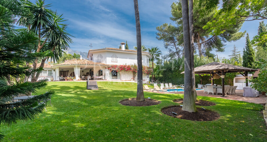 Villa im andalusischen Stil mit großem Garten, Pool und Bergblick im renommierten Rocio de Nagüeles, Marbella Goldene Meile