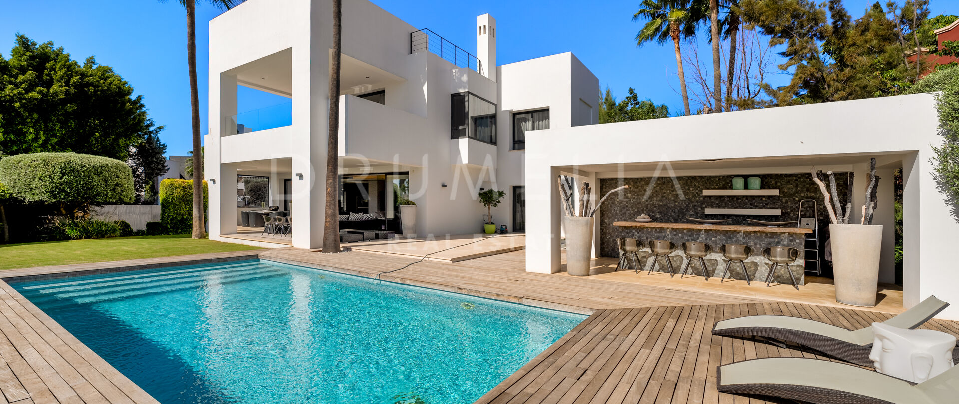Vacker modern villa i Altos de Puente Romano, Marbella Golden Mile