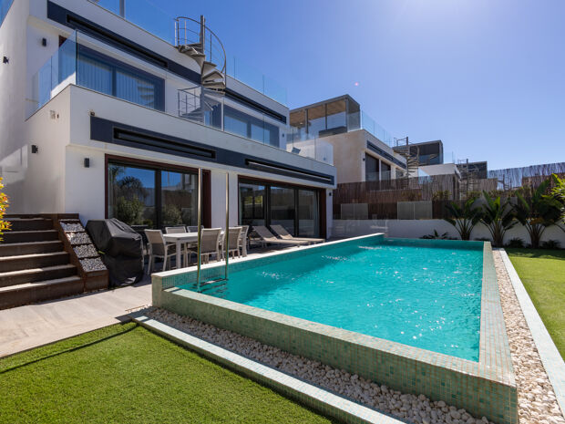 Роскошная современная вилла рядом с пляжем с частным бассейном и джакузи на крыше, Золотая миля Марбельи