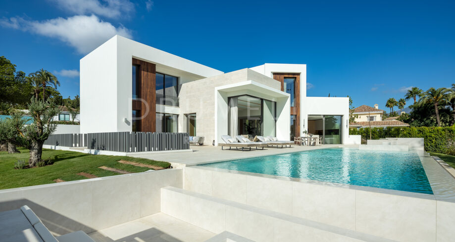 Toute nouvelle : luxueuse villa de golf en front de mer au design moderne et aux vues imprenables à Nueva Andalucía