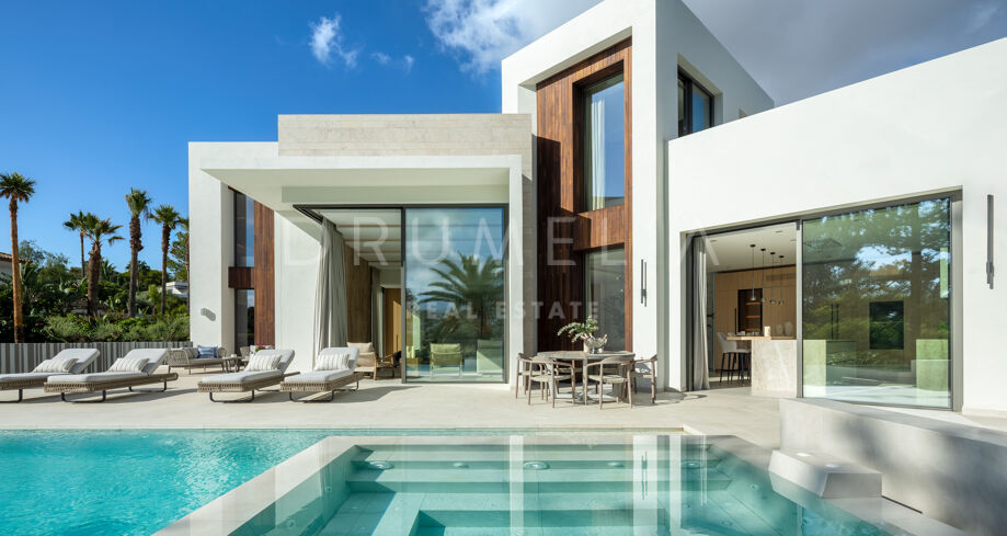 Brand-new: Luxurious Frontline Golf Villa with Modern Design and Stunning Views in Nueva Andalucía