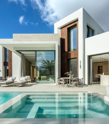 Gloednieuw: Luxueuze eerstelijns golfvilla met modern design en prachtig uitzicht in Nueva Andalucía