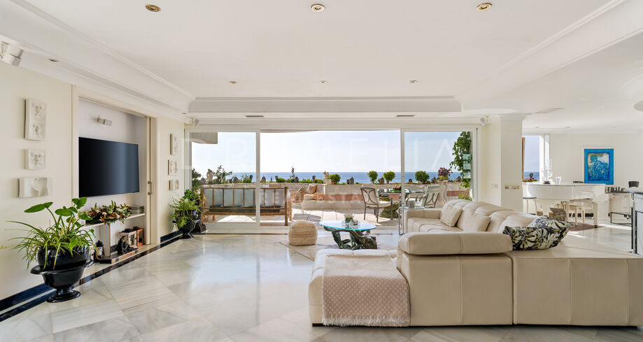 Uniek penthouse aan het strand met prachtig uitzicht en zwembad in Puerto Banus, Marbella.