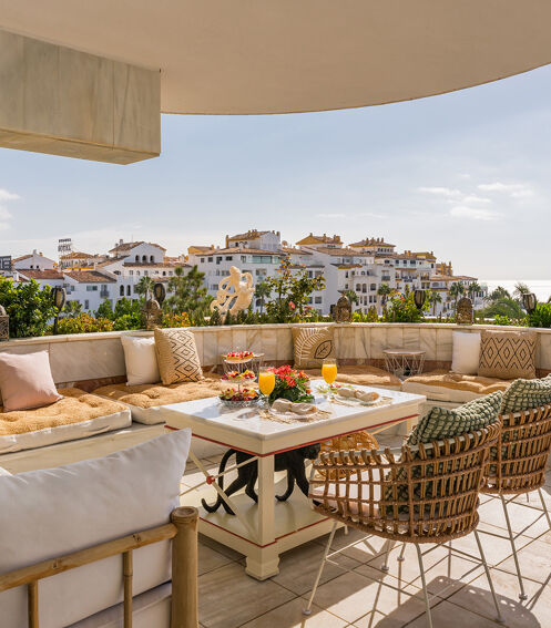 Ático triplex único en primera línea de playa con magníficas vistas y piscina en Puerto Banús, Marbella