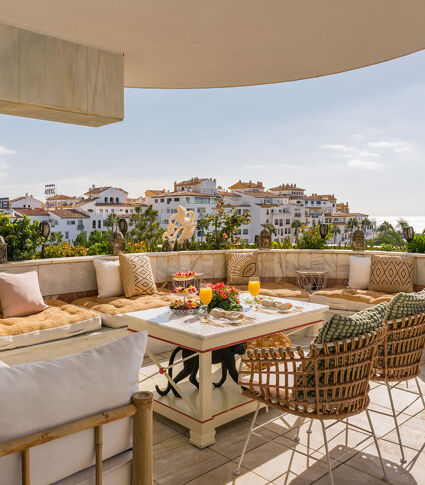 Uniek penthouse aan het strand met prachtig uitzicht en zwembad in Puerto Banus, Marbella.