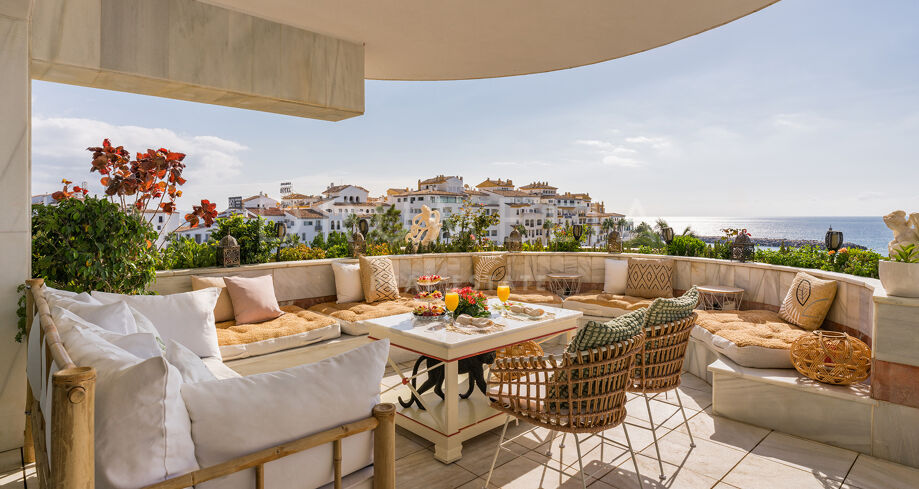 Uniek penthouse aan het strand met prachtig uitzicht en zwembad in Puerto Banus, Marbella.