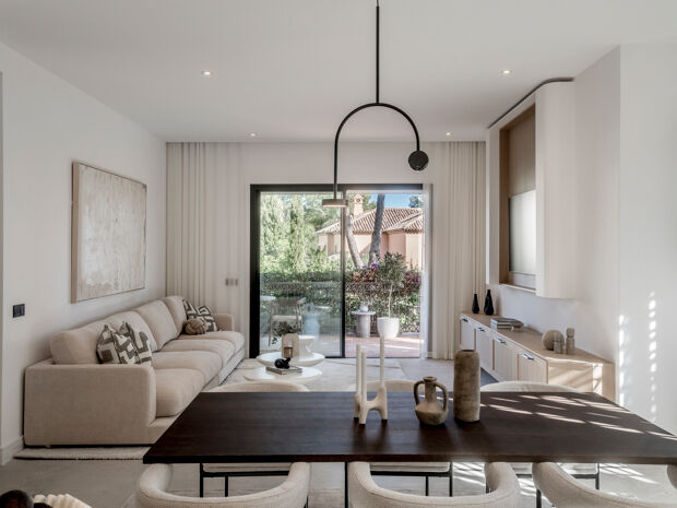 Moderno Apartamento de 3 dormitorios totalmente Reformado en la Prestigiosa Urbanización Altos Reales en La Milla de Oro de Marbella