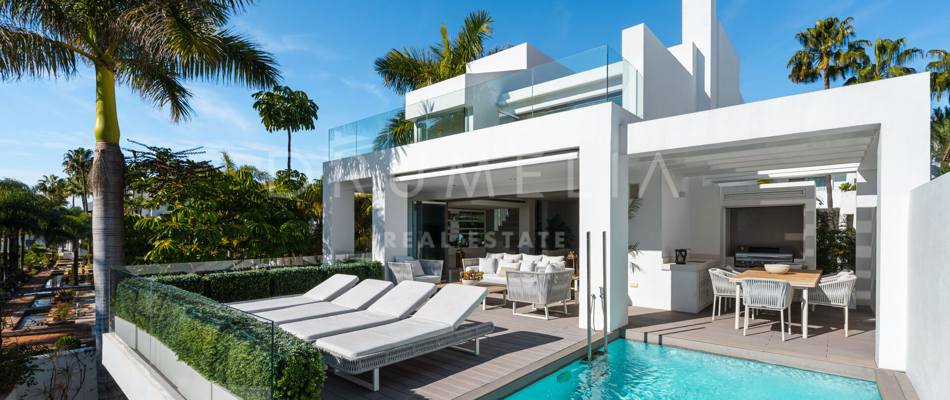 Modern parvilla med havsutsikt i Puente Romano, Marbella