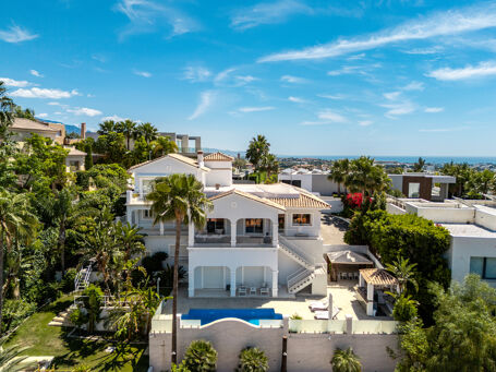 Omsorgsfullt designad villa med panoramautsikt i La Alquería, Benahavís