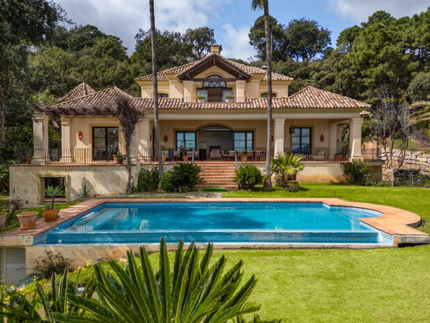 Mediterrane Luxusvilla mit Panoramablick auf das Meer in La Zagaleta, Benahavís