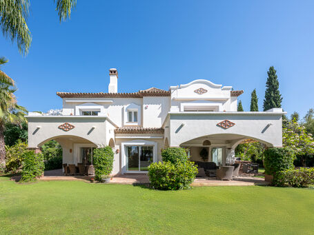 Villa aan de frontlinie van de golfbaan in La Reserva de La Quinta, Benahavís met zelfstandig gastenappartement