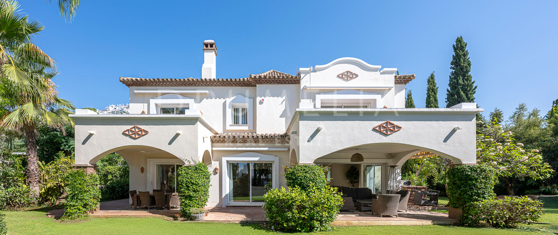 Villa aan de frontlinie van de golfbaan in La Reserva de La Quinta, Benahavís met zelfstandig gastenappartement