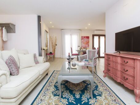 Boutique hotel in Marbella Old Town, next to the Arabic Castle, with 4 apartments (expandable to 7) and commercial space