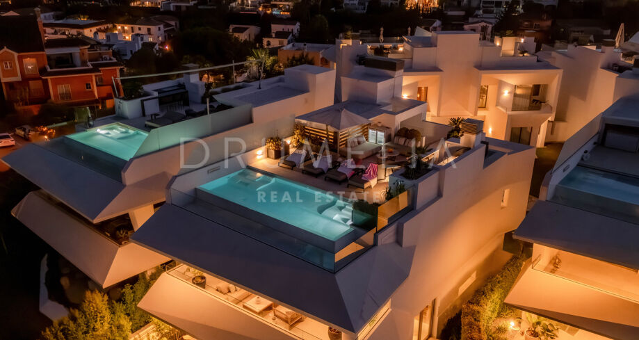 Villa contemporaine à Nueva Andalucía avec piscine sur le toit dans une communauté sécurisée