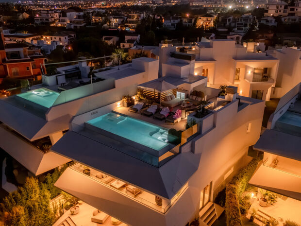 Villa contemporánea en Nueva Andalucía con piscina en la azotea en una comunidad cerrada