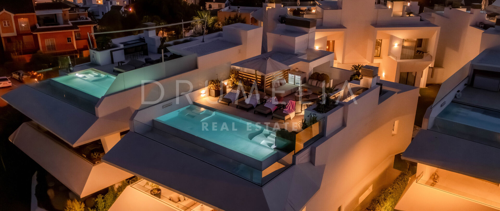 Współczesna willa w Nueva Andalucía z basenem na dachu w zamkniętym osiedlu