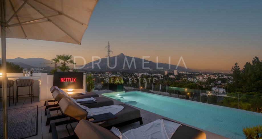 Villa contemporaine à Nueva Andalucía avec piscine sur le toit dans une communauté sécurisée