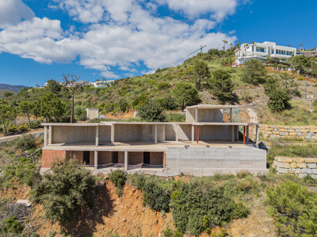 Perceel in Monte Mayor met villaproject en panoramisch uitzicht op zee en bergen