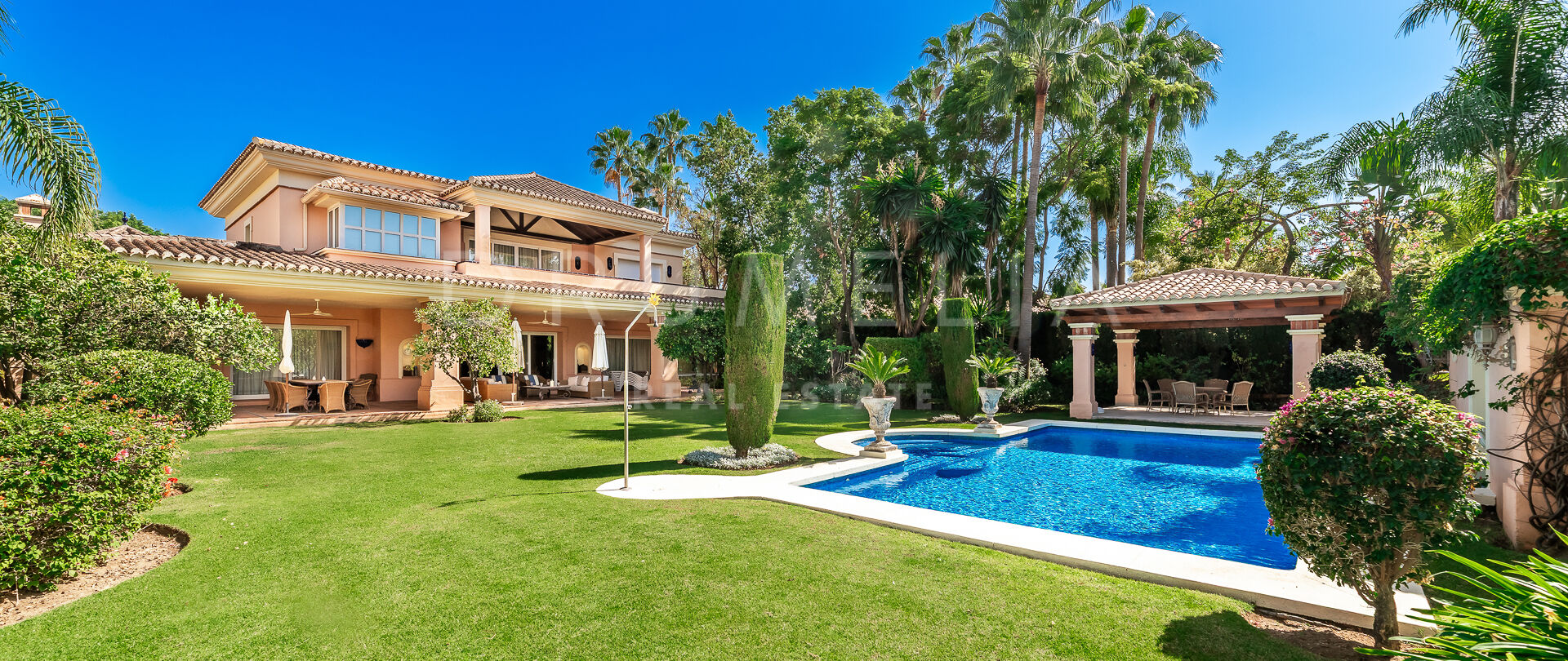 Klassisk andalusisk villa med uppvuxen trädgård i Nueva Andalucía, Marbella