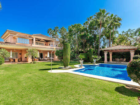 Klassisk andalusisk villa med uppvuxen trädgård i Nueva Andalucía, Marbella