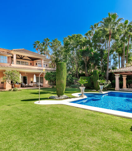 Classic Andalusian Villa with Mature Garden in Nueva Andalucía, Marbella
