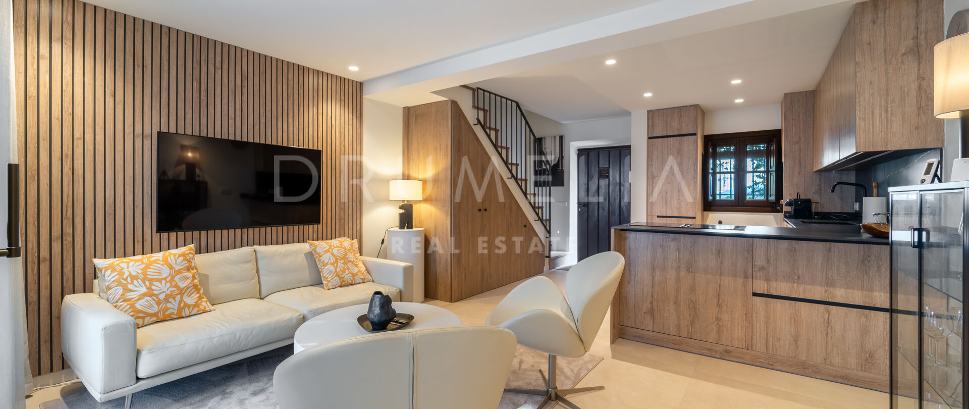 Gerenoveerde Andalusische townhouse in Lomas Pueblo, Marbella Golden Mile met zonovergoten terras