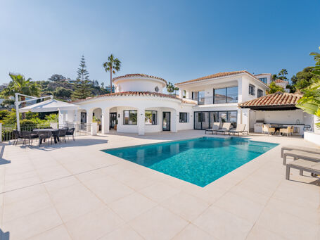 Элегантная вилла с 5 спальнями, частным бассейном и садом в Бенахависе, Малага