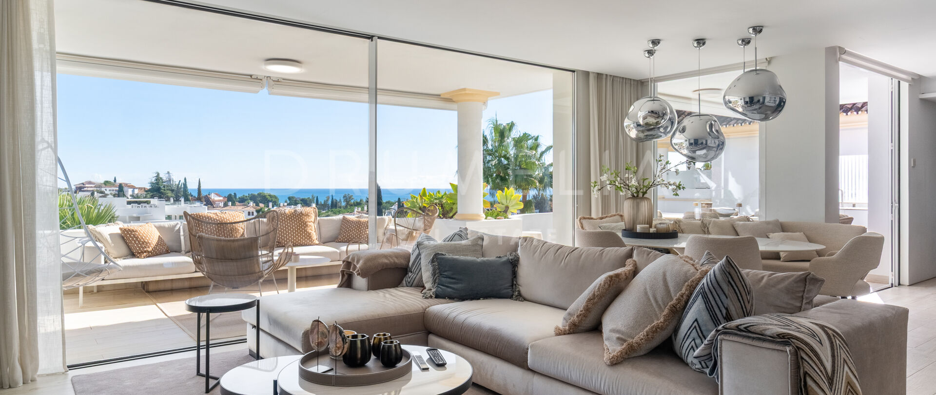 Dwupoziomowy penthouse z panoramicznym widokiem na morze w Monte Paraíso