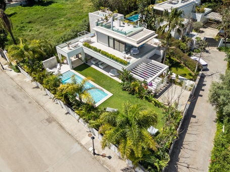 Fyra sovrums parhusvilla med privat pool och utsikt över trädgården i östra Estepona