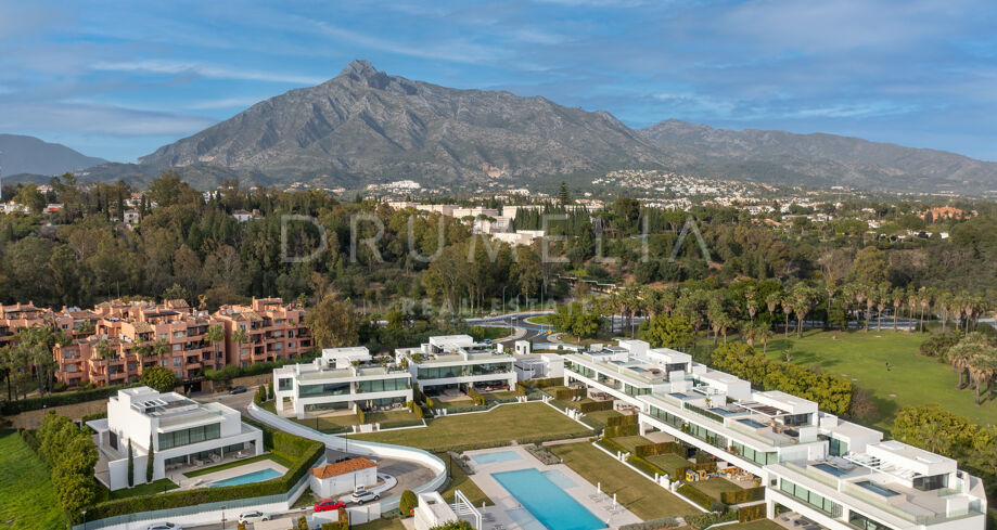 Villa Mitoyenne Moderne sur la Golden Mile de Marbella avec Piscine sur le Toit et Emplacement de Premier Choix