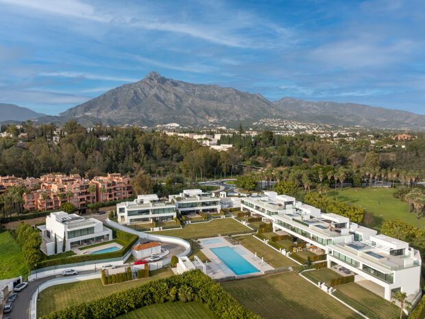 Moderne Doppelhaushälfte in der Marbella Golden Mile mit Dachpool und erstklassiger Lage