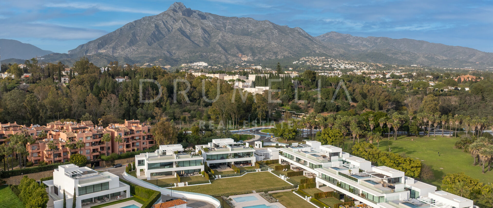 Nowoczesna willa w zabudowie bliźniaczej na Złotej Mili w Marbelli z basenem na dachu i doskonałą lokalizacją