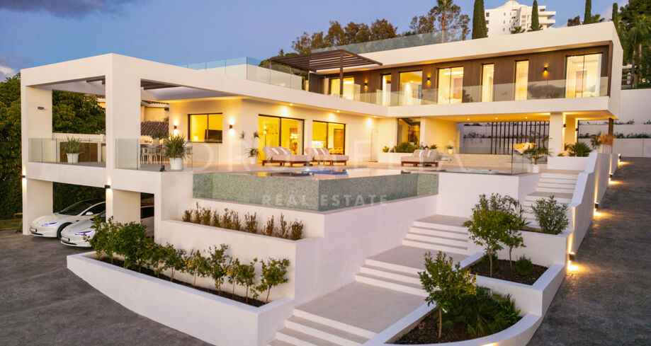 Contemporary Villa with Sunset Views in El Paraíso Medio