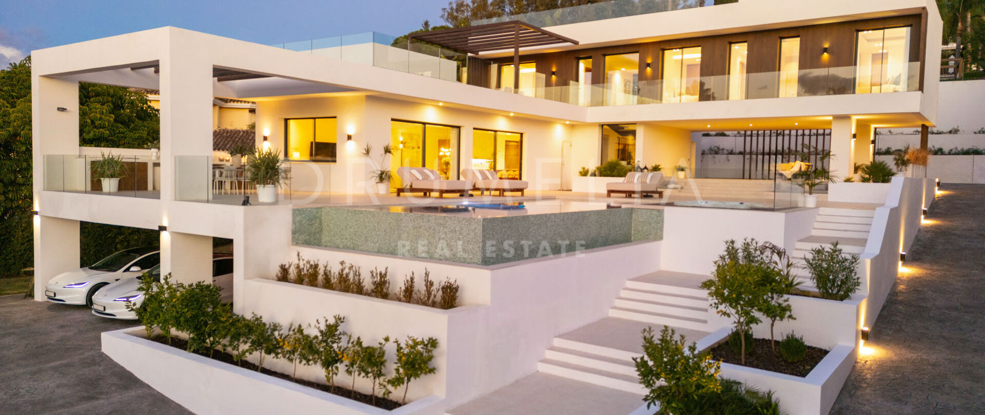 Contemporary Villa with Sunset Views in El Paraíso Medio