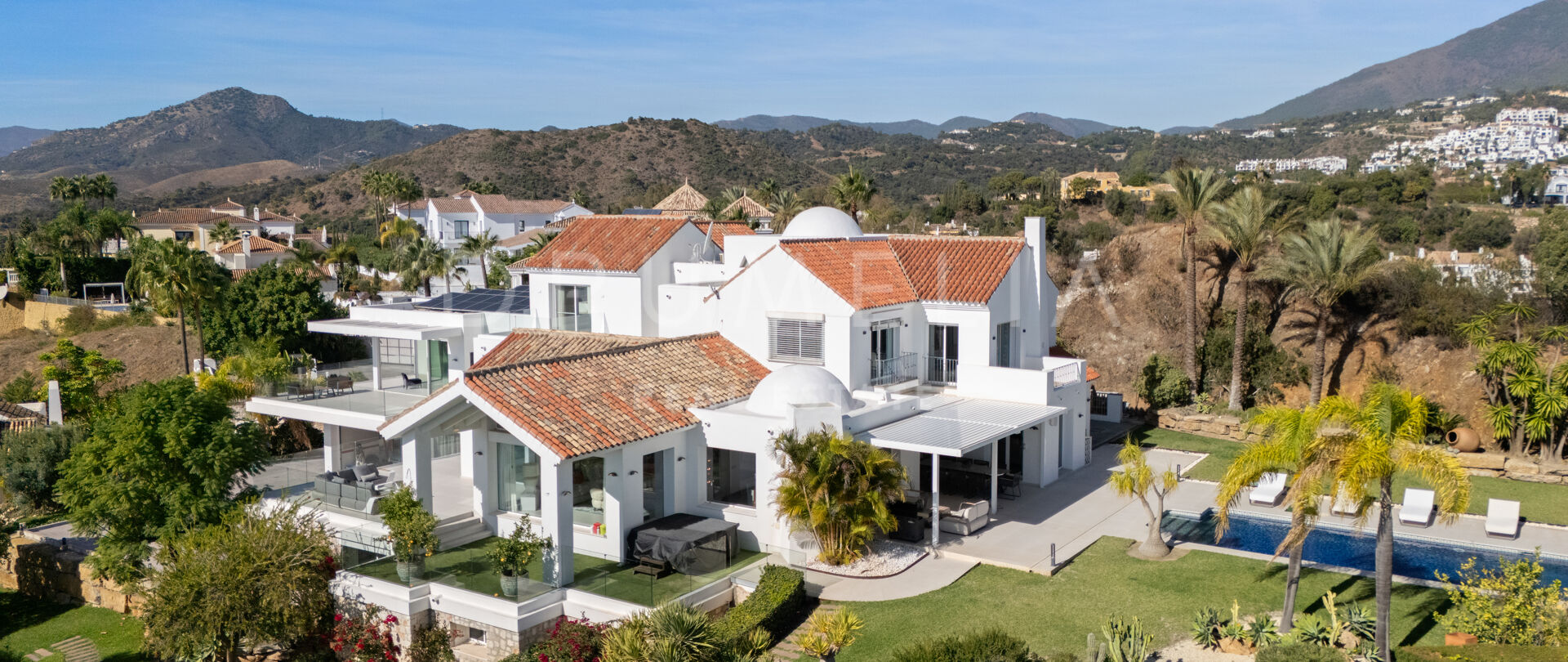 Moderne middelhavsvilla med havutsikt og gjestehus i Puerto del Almendro