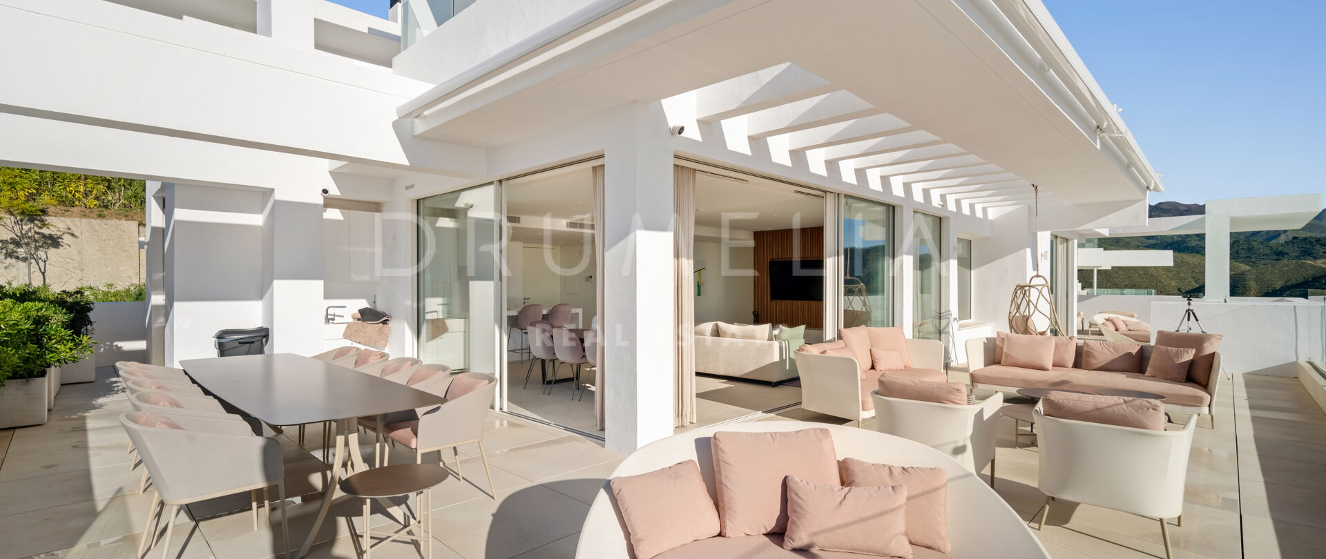 Współczesny dwupoziomowy penthouse z panoramicznym widokiem na morze w Palo Alto, Ojén