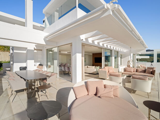 Współczesny dwupoziomowy penthouse z panoramicznym widokiem na morze w Palo Alto, Ojén