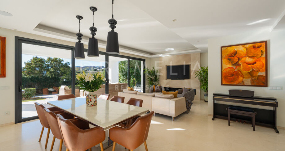 Modern Villa in Los Olivos, Nueva Andalucía with Rooftop Solarium