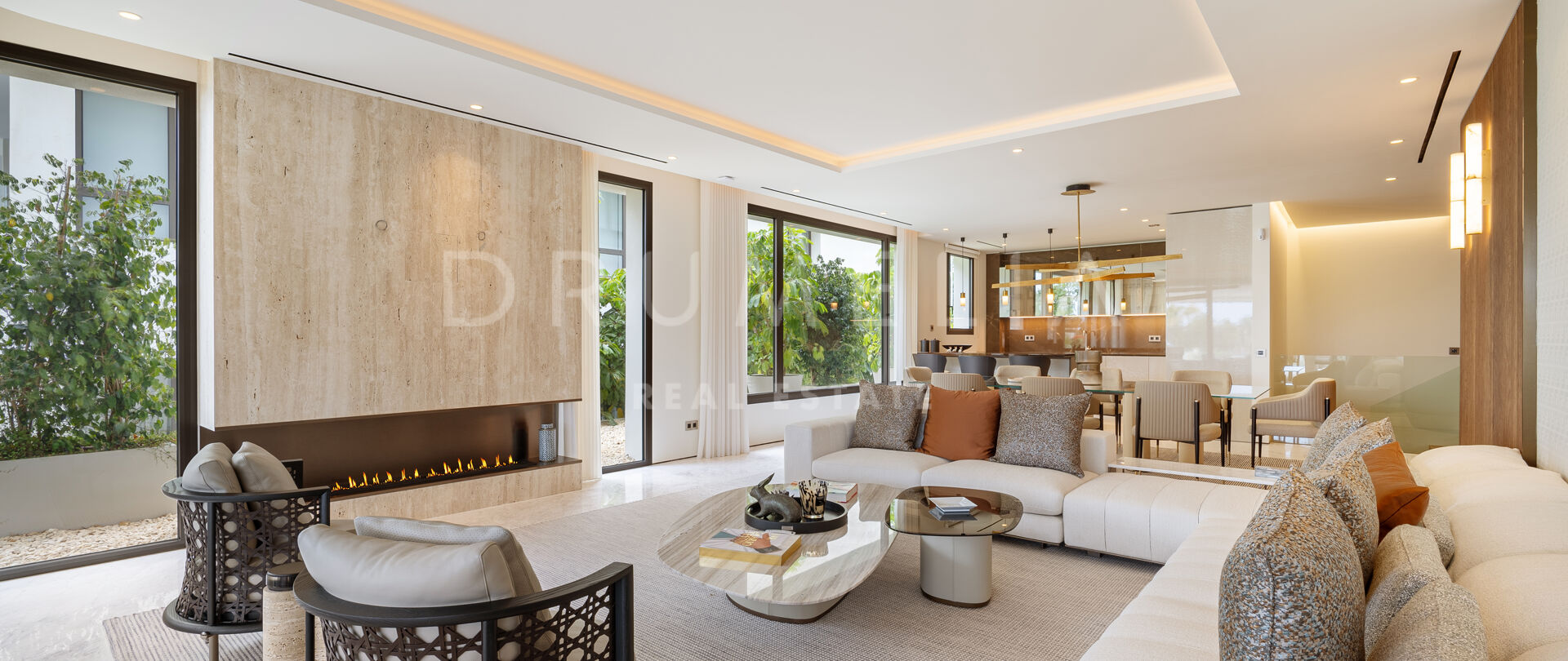 Apartament dwupoziomowy na parterze zaprojektowany przez FENDI CASA z prywatną strefą rozrywki na Złotej Mili w Marbelli