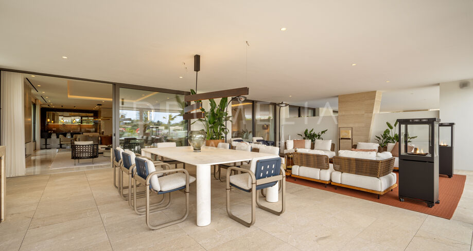 Appartement en duplex au rez-de-chaussée signé FENDI CASA avec espace de divertissement privé sur le Golden Mile de Marbella